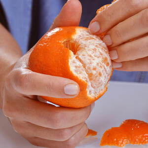 Celog života pogrešno ljuštite pomorandžu: Evo kako da to uradite za 3 sekunde u 2 jednostavna poteza (VIDEO)