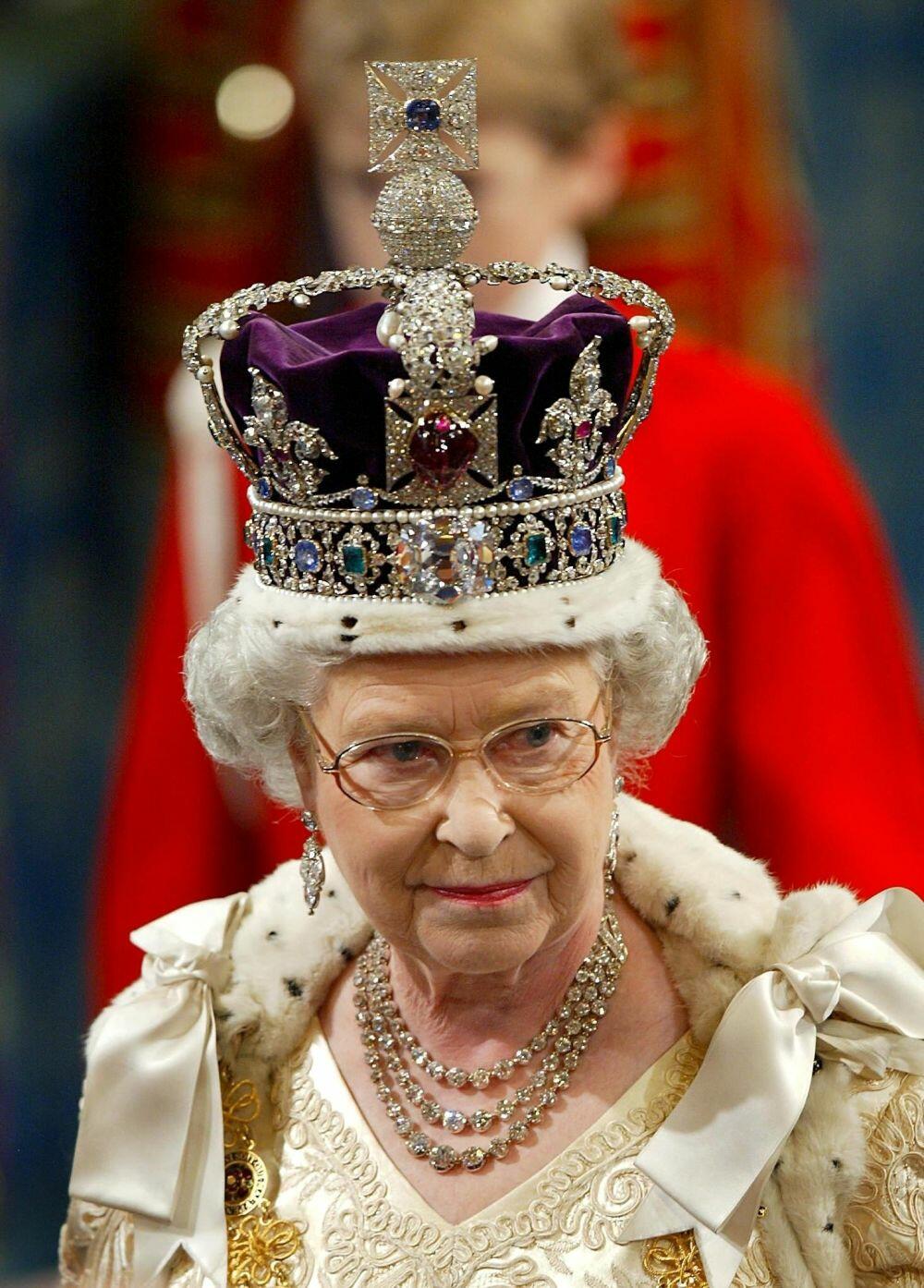 Kraljica Elizabeta II s krunom