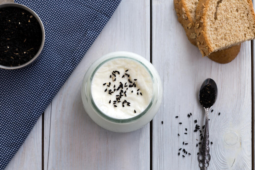 Naučnici navode da je grčki jogurt efikasniji u smanjivanja neprijatng zadaha belog luka od običnog jogurta