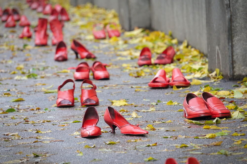 Crvene cipele u Torinu - simbol borbe protiv nasilja nad ženama