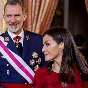Grimizno, zavodljivo, a DAMSKI! Za prvo pojavljivanje u 2023. španska kraljica je čuvala – MAGIJU