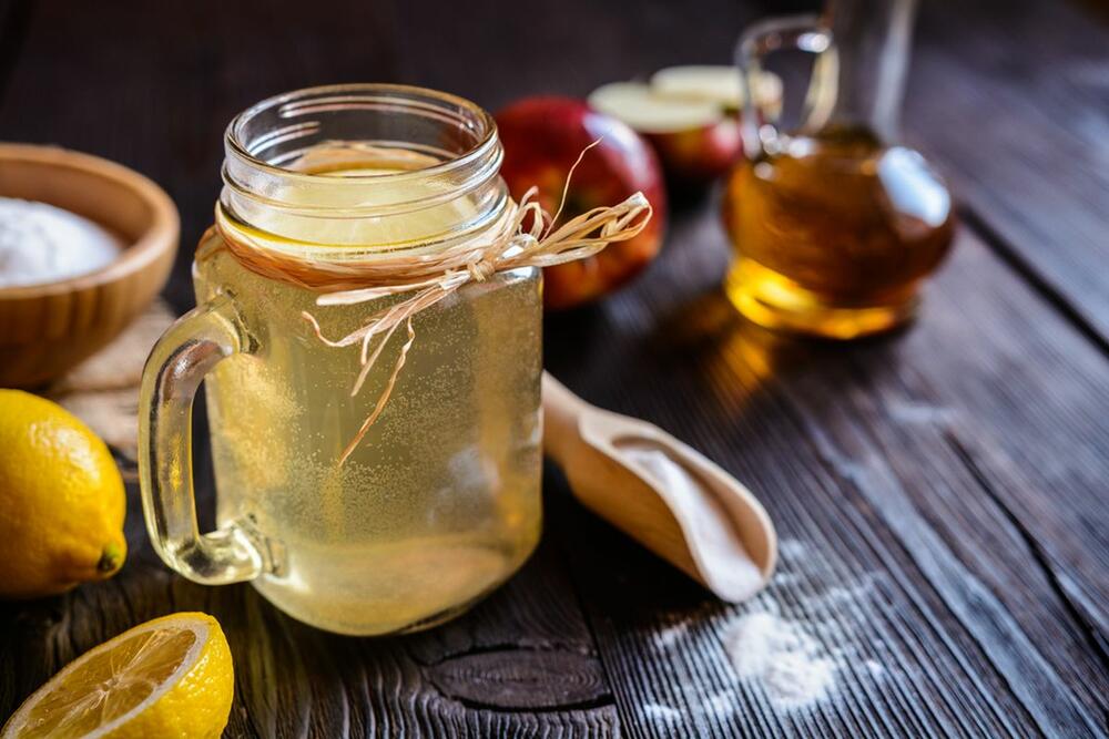 Jabukovo sirće nastaje fermentacijom soka od jabuka.