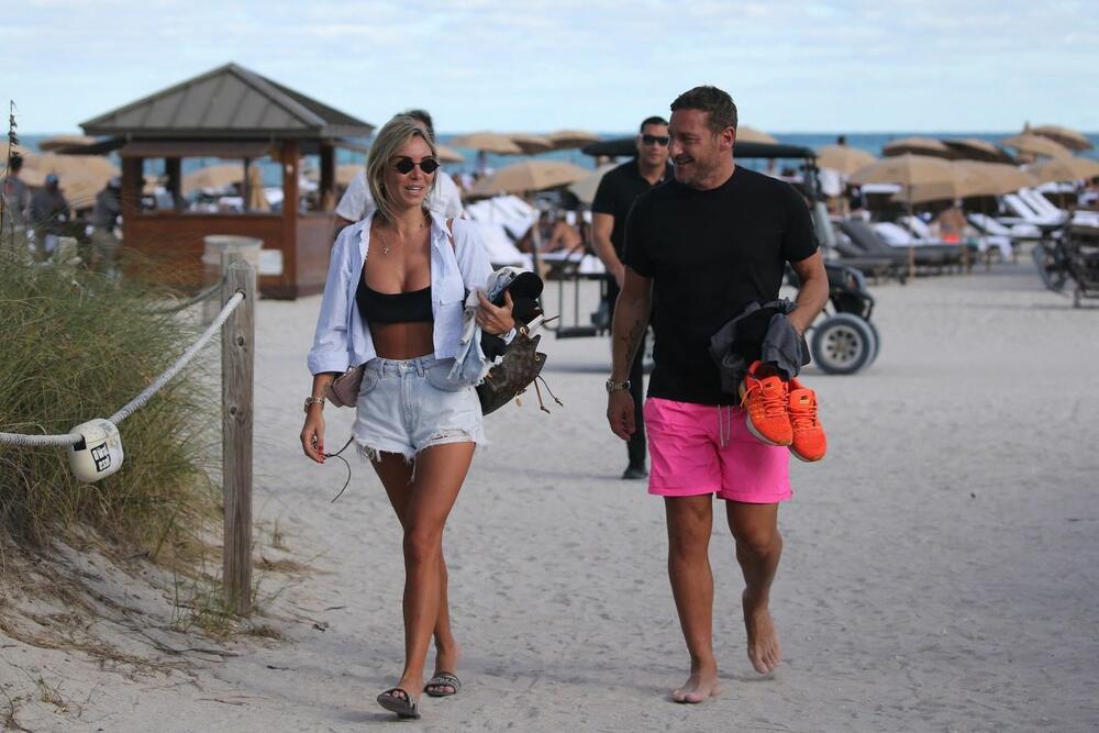 Frančesko Toti sa devojkom Noemi Boki na plaži u Majamiju