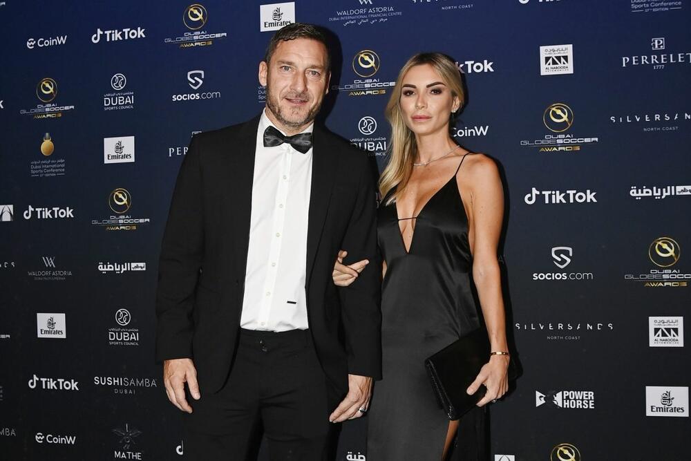 Frančesko Toti i Noemi Boki na ceremoniji dodele nagrada Globe Soccer Awards u novembru 2022. godine