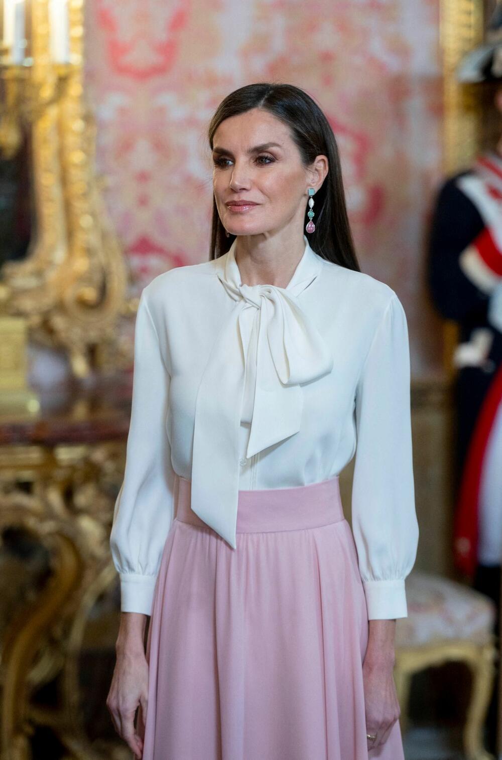 Španska kraljica uglavnom nosi decentne minđuše, a kada bira viseće - bira da oduševi