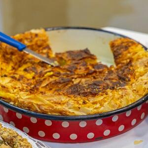 Nijedna GIBANICA joj nije ni "do kolena": Recept za LEPEZA PITU - specijalitet od sira i jaja koji obara s nogu