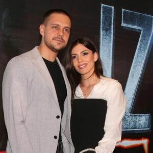 Modno usklađeni, zaljubljeni i nasmejani: Miloš Biković i Ivana Malić zablistali na crvenom tepihu