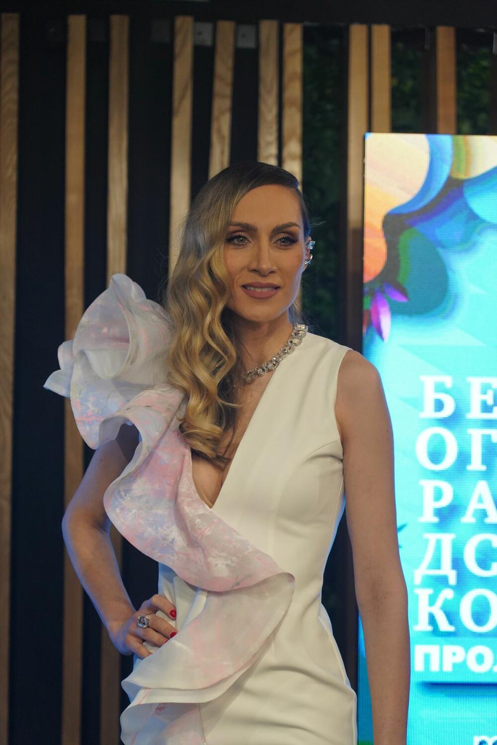 <p>Glumica Jelena Gavrilović očarala je Beograd efektnom kombinacijom.</p>