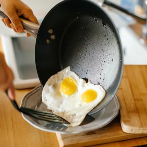 Kako da spremite jaje na oko bez kapi ulja? Uz ovaj trik imaće savršen ukus bez mnogo bespotrebnih kalorija i masnoće