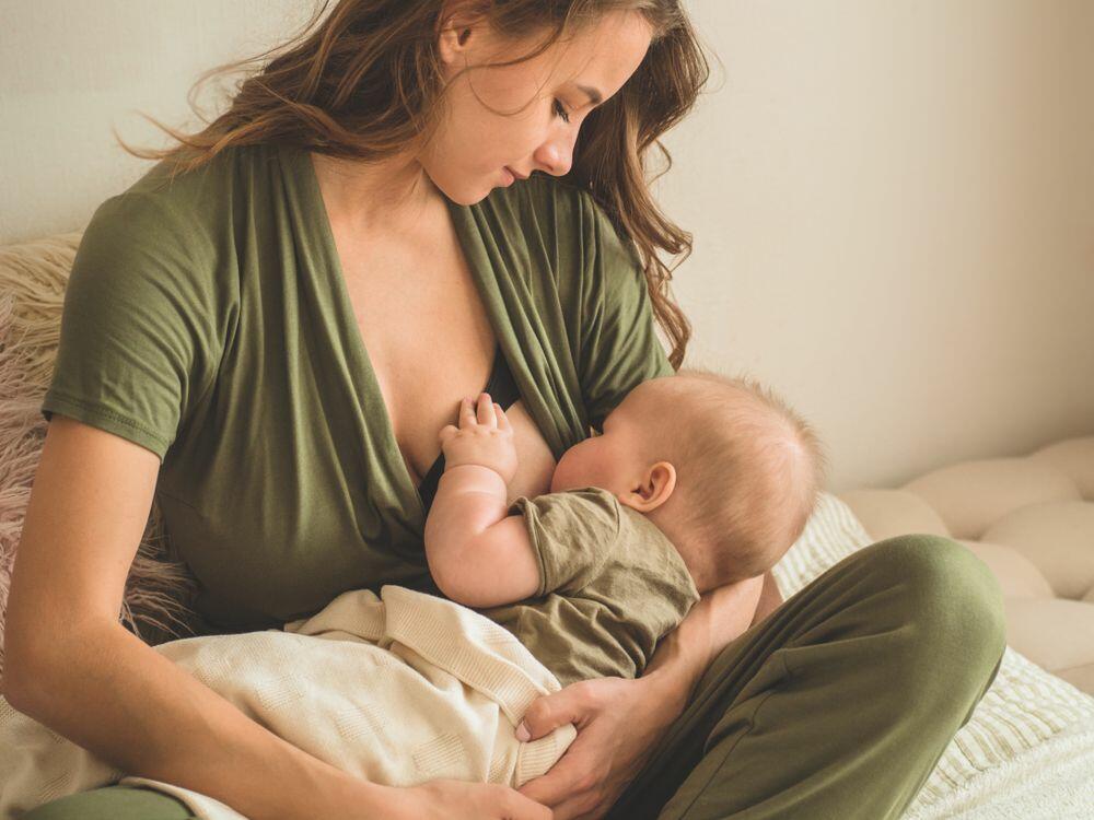 Majčino mleko ili adaptirana formula dovoljni su u prvim mesecima života