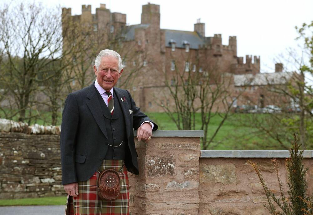 kralj čarls ispred jednog zamka u škotskoj