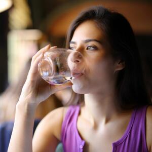 Piti vodu na prazan stomak ili ne? 10 stvari koje se dešavaju u organizmu ako na ovaj način počinjete dan