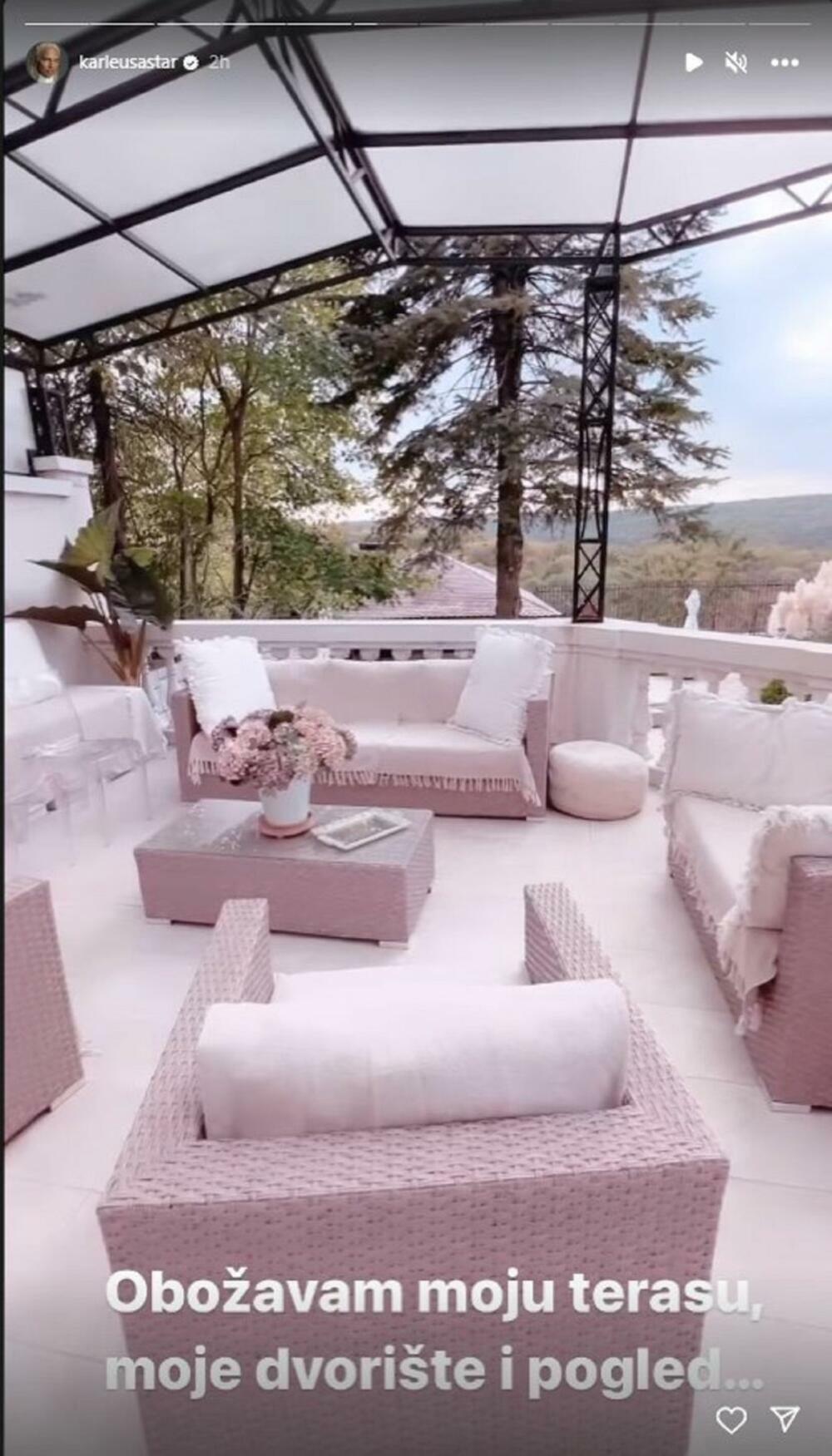 <p>Jelena Karleuša poseduje veoma luksuznu otmenu vilu, koju je uredila u svom stilu.  </p>

<p> </p>