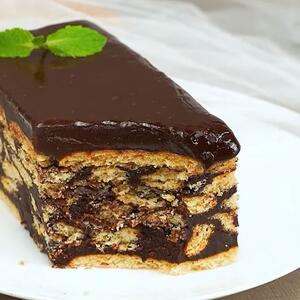 Najlepša KEKS TORTA pravi se za 25 minuta: Kremasti i čokoladni slatkiš bez pečenja, želatina, pudinga... (RECEPT)