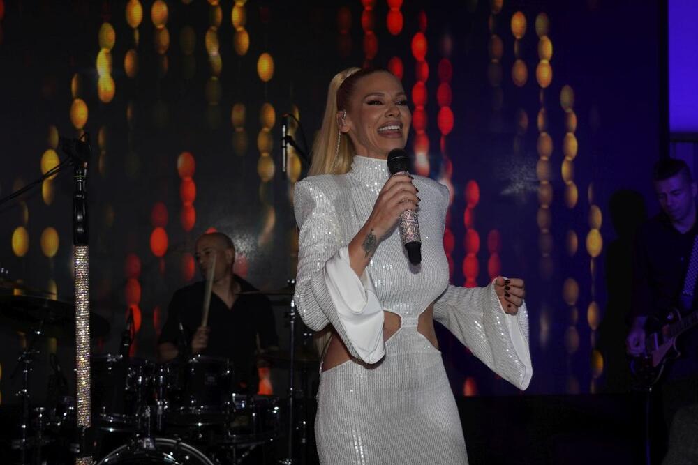 Nataša Bekvalac u beloj haljini sa šljokicama i prorezima na dočeku Nove godine u Beogradu