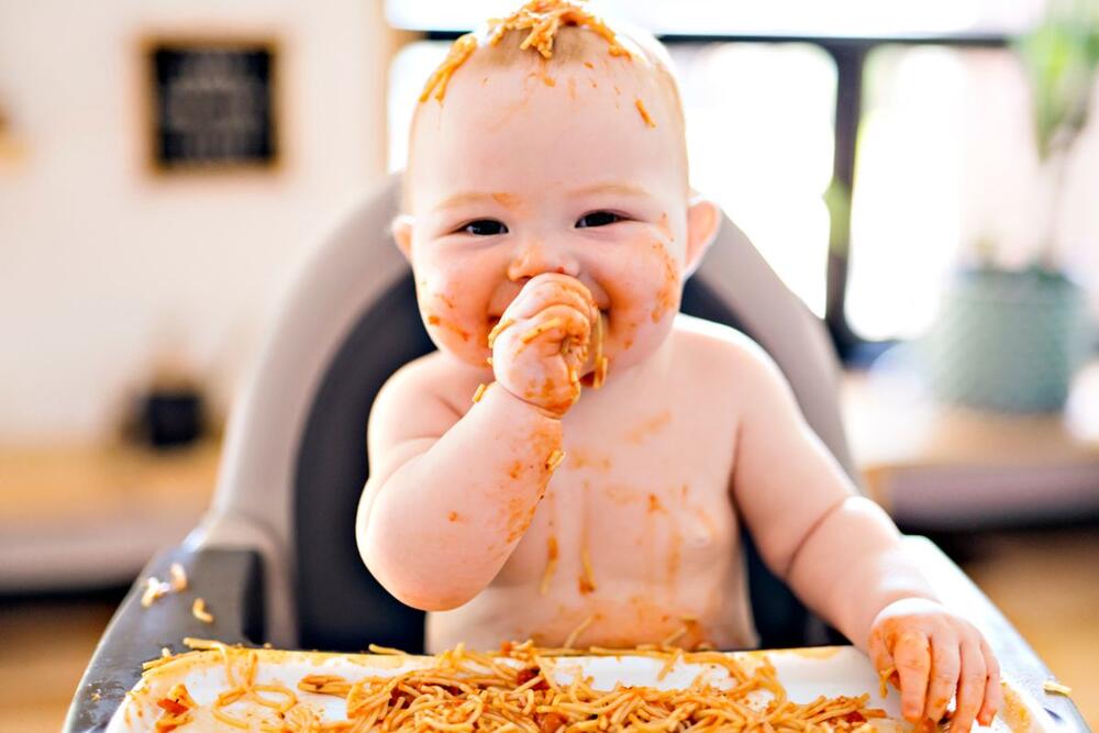 Poslužite bebi hranu koju može da jede prstićima