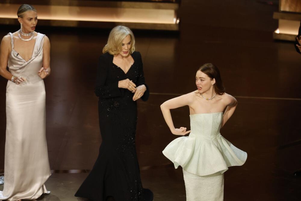 <p>Predivna haljina od svile i satena u kojoj se Šarliz Teron pojavila na dodeli Oskara može stati na crtu njenom izdanju od pre 20 godina.</p>