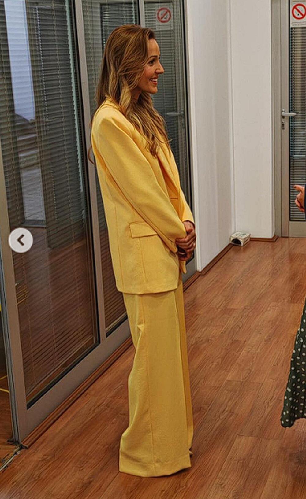 Jelena Đoković u predimenzioniranom žutom odelu