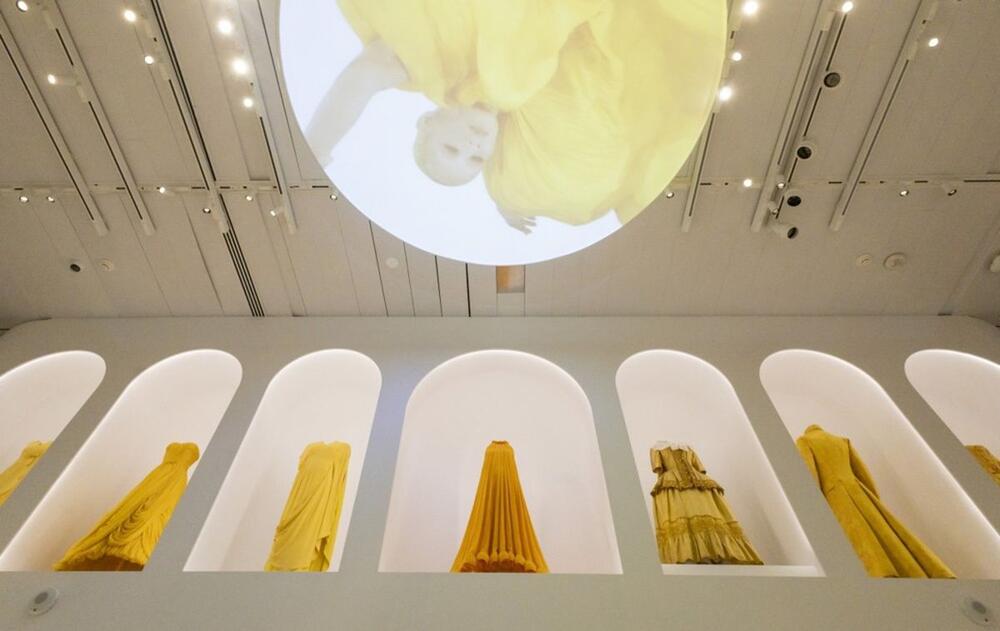 Izložba „Uspavane lepotice: Buđenje mode“ u Muzeju umetnosti Metropoliten
