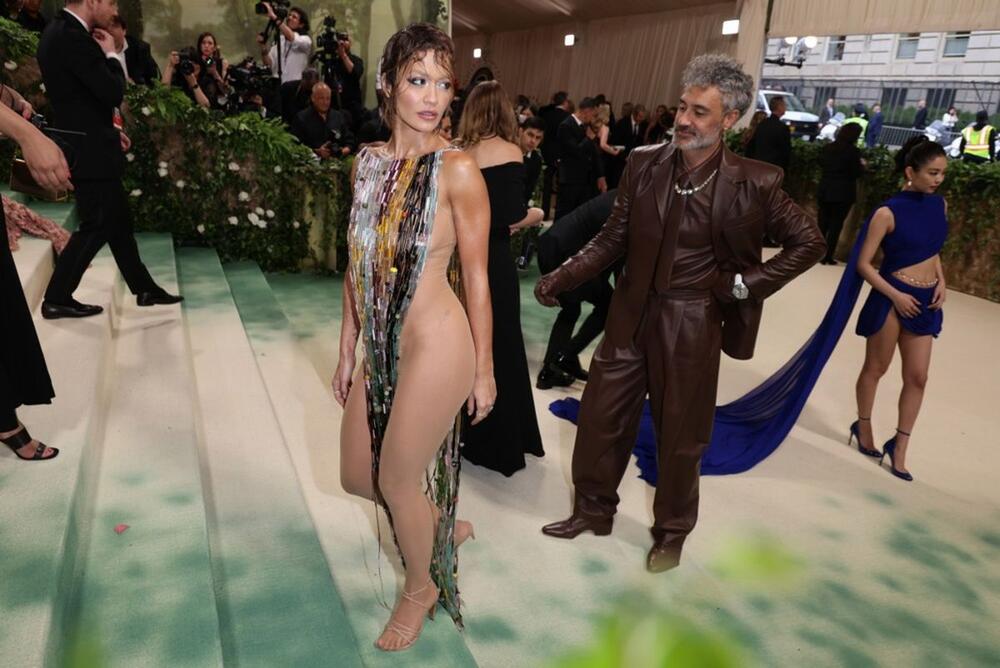 Britanska pevačica Rita Ora i novozelandski režiser i glumac Taika Vaititi na Met gali 2024.