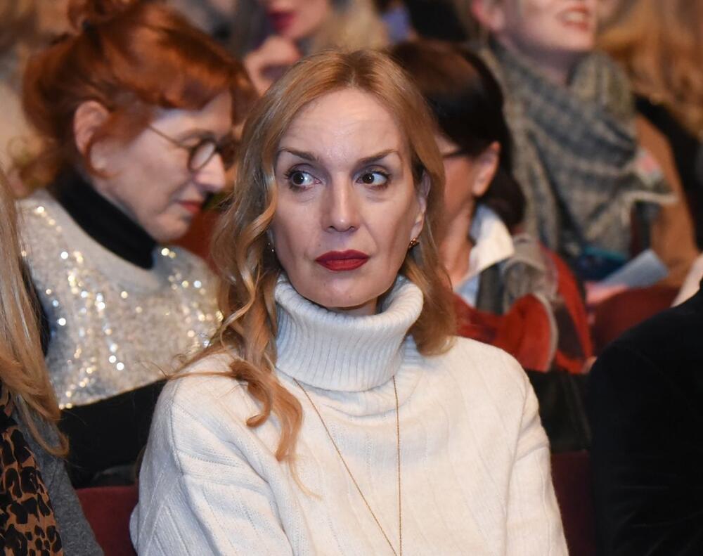 Duška Vučinić, komentatorka Evrovizije, na premijeri predstave 'Žene u crvenom'