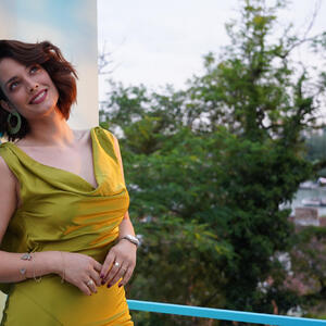 Prirodna i elegantna: Glumica Marina Ćosić pokazala šta znači lepota upakovana u maslinastozelenu haljinu