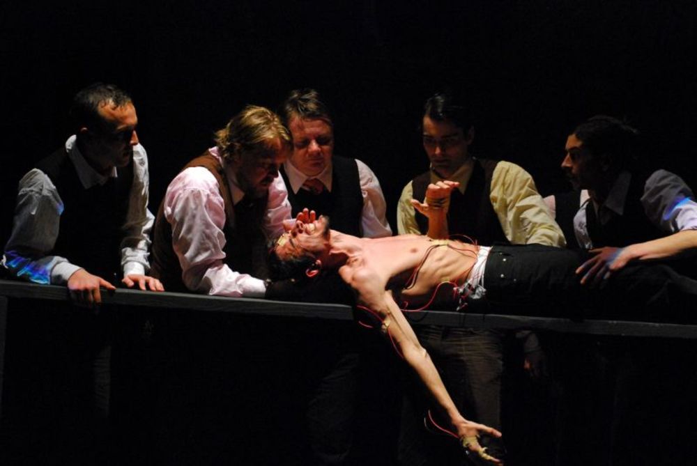 U petak 21. maja u 20 časova u Bitef teatru gostuje pozorište Kostolanji Deze iz Subotice sa predstavom Sardinija u režiji Andraša Urbana