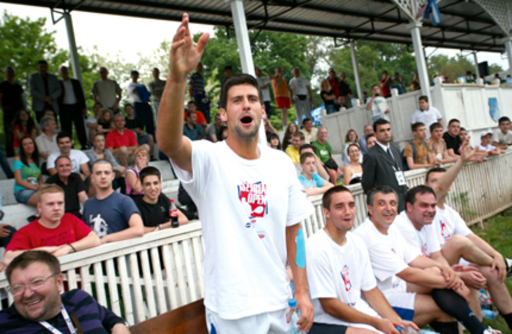 Drugi teniser sveta Novak Đoković tokom turnira Serbia Open u Beogradu uprkos alergiji koja ga je mučila svojim fanovima priredio je spektakularne mečeve i odigrao revijalnu fudbalsku utakmicu