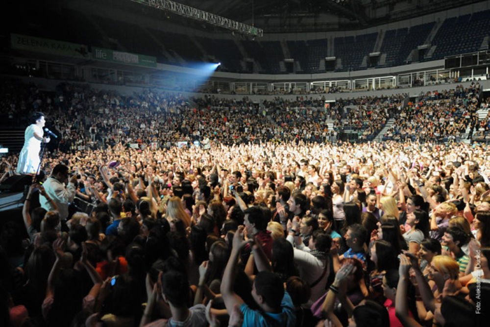 Evrovizijska pobednica Marija Šerifović sinoć je svojim fanovima priredila spektakularni koncert u Beogradskoj areni