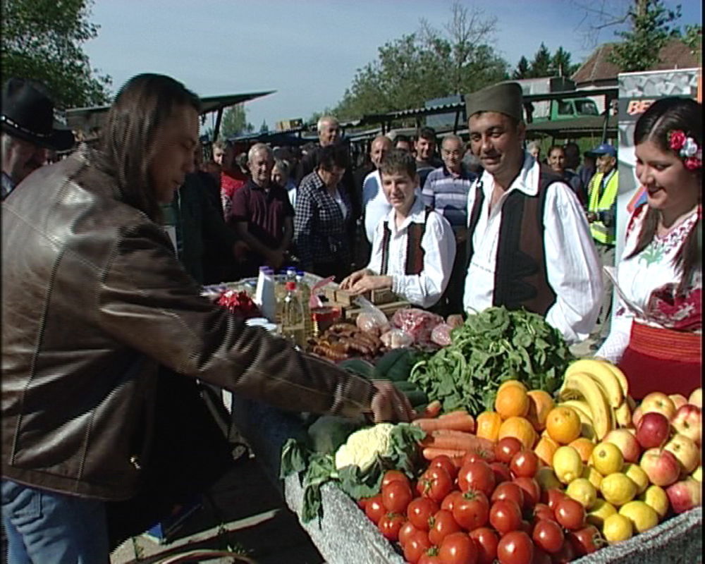 Novi gazda se sa pijace vratio praznih ruku, što je jako uznemirilo farmere. Nove sluge su Mira i Miloš, a specijalna gošća ukućana je Marija Šerifović