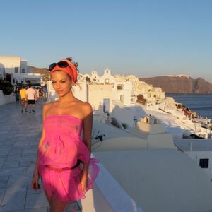 Nikolina Pišek: Ludi provod na Santoriniju
