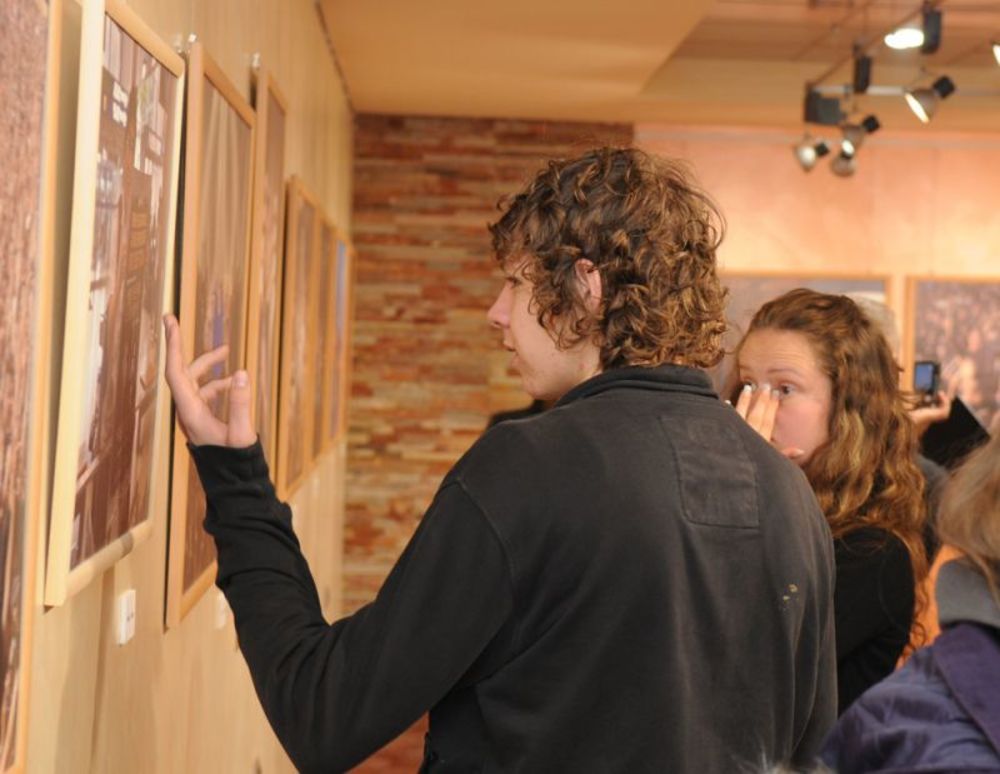 Povodom desetogodišnjice postojanja muzičkog sastava Emir Kusturica & No Smoking Orchestra protekle nedelje je banjalučkoj LTC galeriji otvorena je izložba fotografija Dragana Teodorovića Zeke