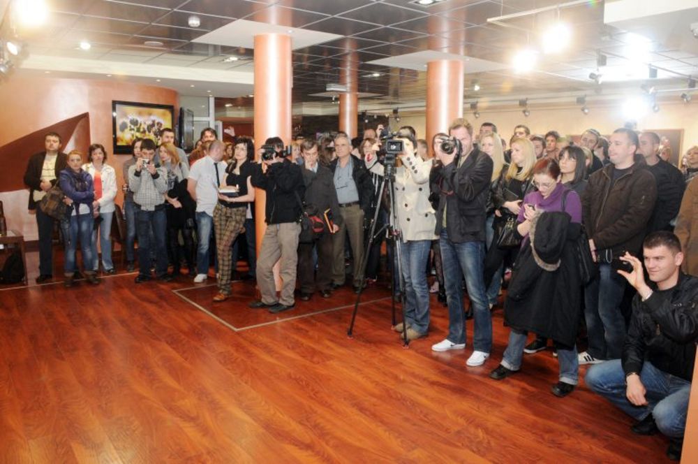 Povodom desetogodišnjice postojanja muzičkog sastava Emir Kusturica & No Smoking Orchestra protekle nedelje je banjalučkoj LTC galeriji otvorena je izložba fotografija Dragana Teodorovića Zeke