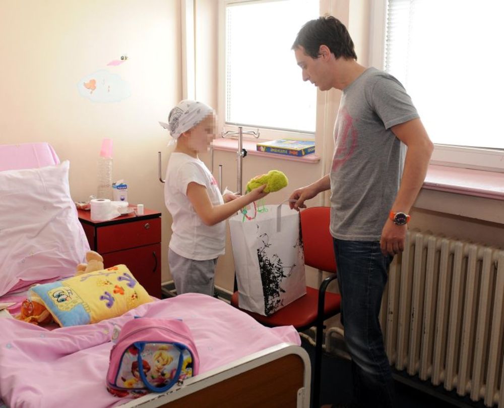 Glumac Marko Živić posetio je dečje odeljenje Instituta za onkologiju i radiologiju Kliničkog centra Srbije, te je obolelim mališanima u ime organizacije Uvek sa Decom doneo poklon paketiće i barem na trenutak uneo optimizam i vratio osmehe na lice.