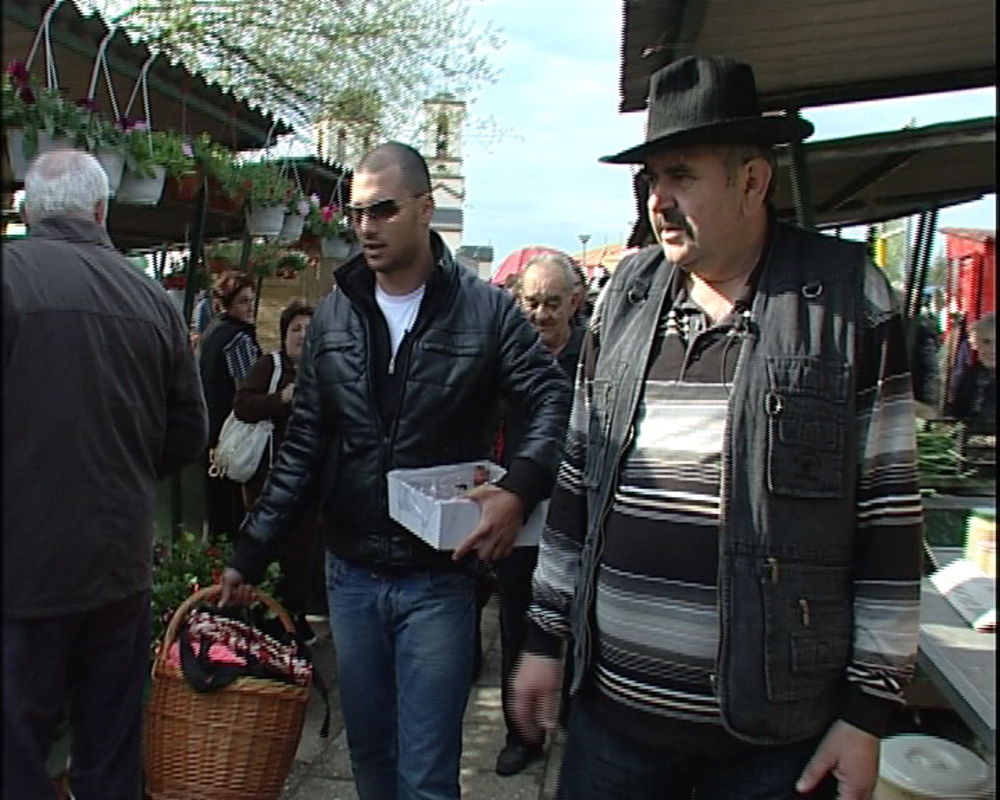 Ponedeljak je određen za gazdin odlazak na pijacu. Ove nedelje Nemanja je nosio figurice od gline koje su farmeri pravili prošle nedelje da trampi za hranu i namirnice. Tokom boravka na pijaci jedan gospodin mu je dobacio da se bolje ponaša prema Mileni i da b