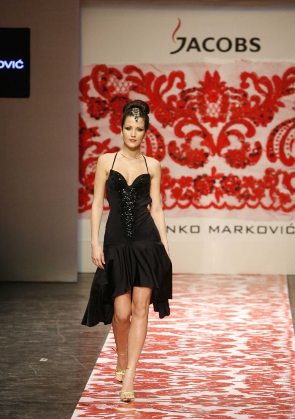 Poznati dizajner Zvonko Marković je svojom novom kolekcijom, prikazanom u teatru Madlenianum, zatvorio 16. Jacobs Fashion Selection.