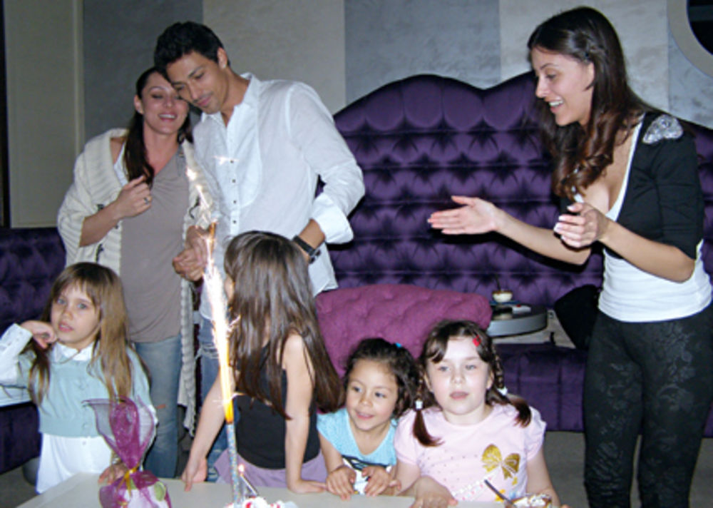 Dens pevačica Anabela Đogani  četrnaestog aprila priredila je dvostruko slavlje svojoj mlađoj ćerkici Nini povodom njenog petog rođendana, a u organizaciji partyja najviše joj je pomagao sadašnji izabranik Mladen Radulović
