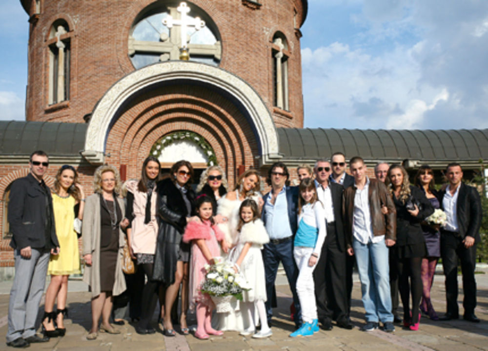 Posle trogodišnje veze, pevač Aca Lukas i njegova verenica Sonja Šašić zakleli su se jedno drugom na večnu ljubav 15. aprila najpre u crkvi Svetog Vasilija Ostroškog, a potom i pred matičarem u restoranu Hacijenda