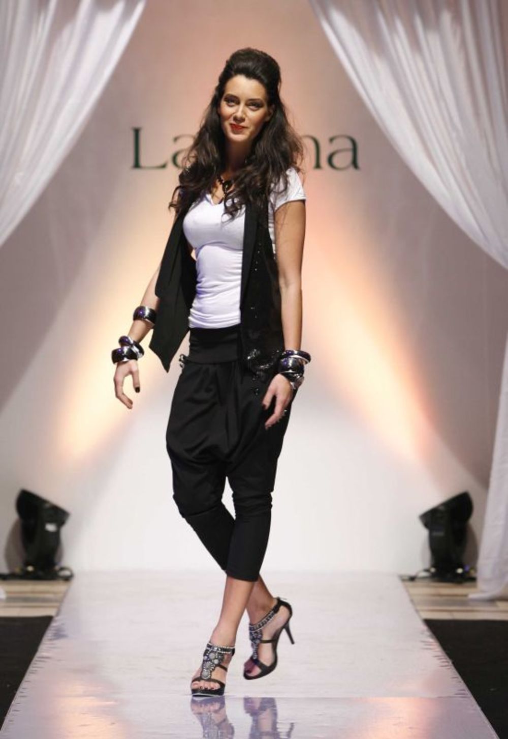 Izdavačka kuća Laguna, u saradnji sa knjižarskim lancem Delfi, pojavila se prvi put na jednoj modnoj manifestaciji u sklopu 16. Jacobs Fashion Selectiona, a tim povodom mnoge poznate dame prošetale su modnom pistom u SKC-u