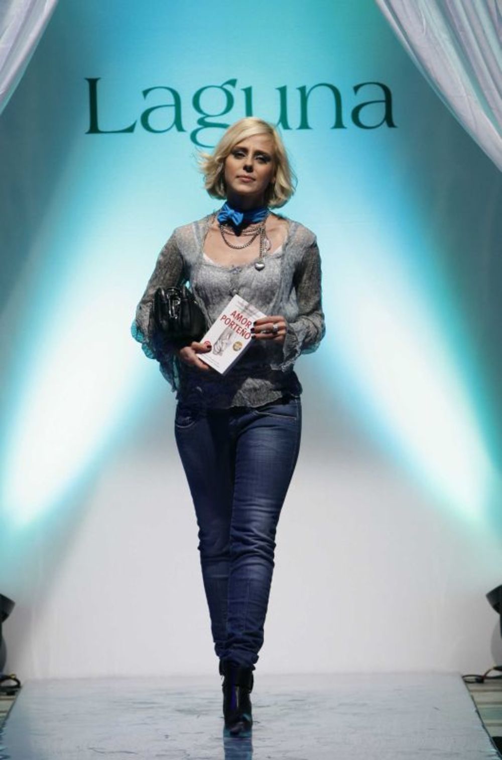 Izdavačka kuća Laguna, u saradnji sa knjižarskim lancem Delfi, pojavila se prvi put na jednoj modnoj manifestaciji u sklopu 16. Jacobs Fashion Selectiona, a tim povodom mnoge poznate dame prošetale su modnom pistom u SKC-u
