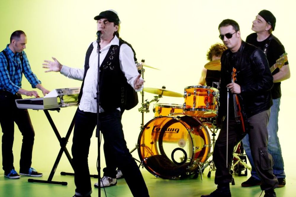 Prošlog vikenda u Sarajevu, grupa Zabranjeno pušenje snimala je spot za treći singl sa albuma Muzej revolucije, pesmu Kladimo se.