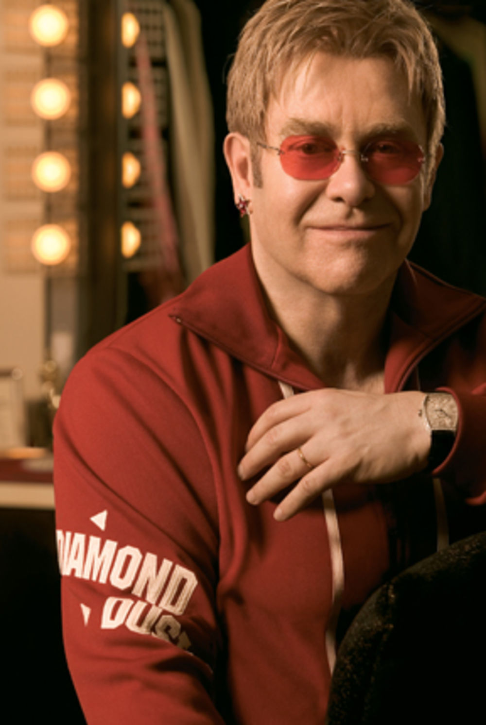 Muzičar Elton Džon objašnjava kako se izvukao iz pakla droge, otkriva kada je postao homoseksualac, zašto su ga svi partneri voleli iz interesa i priznaje da je samo u voljenom Dejvidu Furnišu prepoznao pravu ljubav
