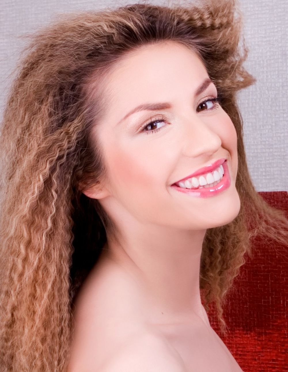 Eksperimente sa frizurama i intenzivnom šminkom pevačica Radmila Manojlović doživljava kao svakodnevnu kozmetičku avanturu koja joj pomaže da na sceni iznese svoje emocije i otkrije svoje raspoloženje