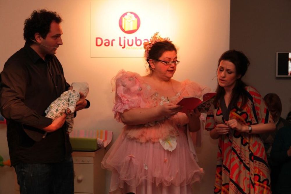 Izložbom fotografija trudnica i mama i kratkom pozorišnom predstavom u beogradskoj galeriji Ozon predstavljen je projekat Dar ljubavi u okviru kojeg se širom Srbije dele besplatni paketići za porodilje
