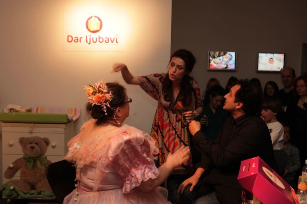 Izložbom fotografija trudnica i mama i kratkom pozorišnom predstavom u beogradskoj galeriji Ozon predstavljen je projekat Dar ljubavi u okviru kojeg se širom Srbije dele besplatni paketići za porodilje