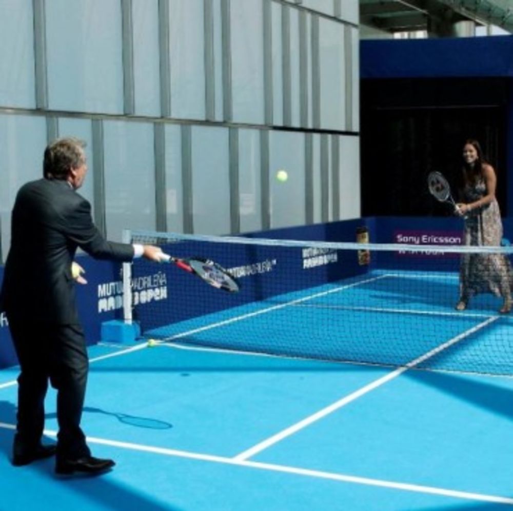 Poznata teniserka Ana Ivanović prisustvovala je 12. aprila lansiranju Madrid Open turnira. Ona je na egzibicionom meču igrala sa španskom legendom i direktorom madridskog turnira Manolom Santanom.