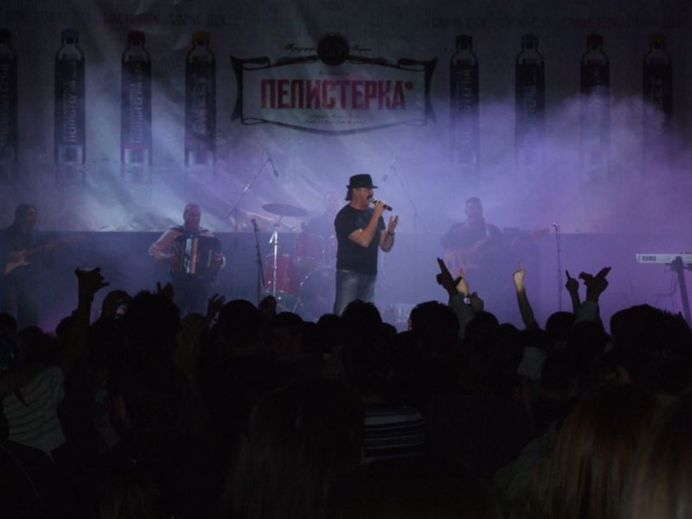 Popularni sarajevski pevač Haris Džinović održao je uspešne koncerte u Skoplju i Podgorici