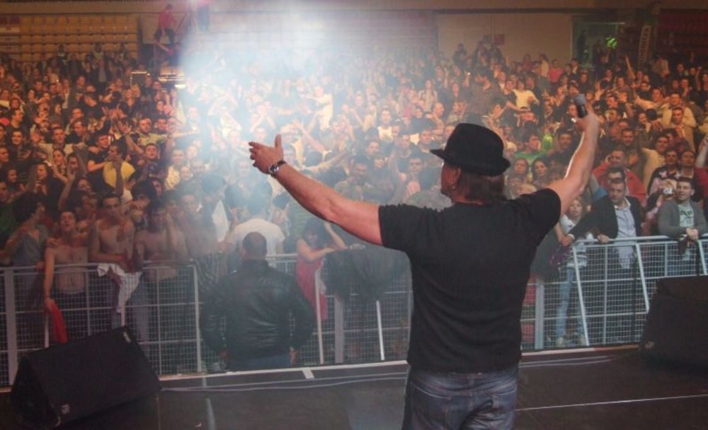Popularni sarajevski pevač Haris Džinović održao je uspešne koncerte u Skoplju i Podgorici