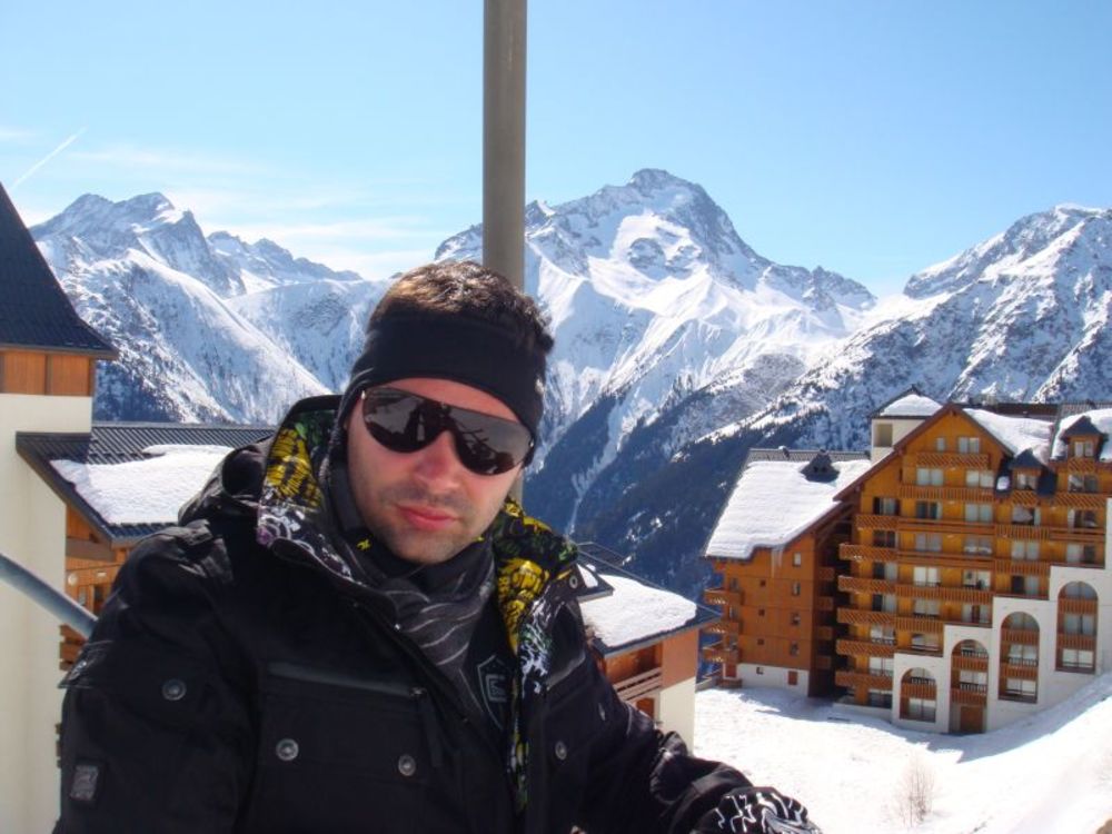 Mladi pevač i kompozitor Andrej Ilić (25) proveo je nedelju dana sa devojkom Aleksandrom Zdravković (25) i prijateljima u jednom od najlepših francuskih zimskih centara Les Deux Alpes, smeštenog šezdeset kilometara od Grenobla