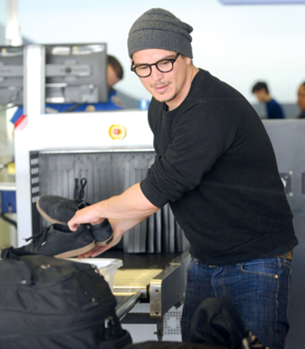 Glumac Džoš Hartnet (31) nedavno je uslikan dok je sa svojim psom na privatnom aerodromu u Los Anđelesu poništavao bording kartu.